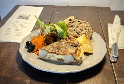 里いもとルッコラ・グリーンレーズンのキッシュ（パン、サラダ付）7e+2¥