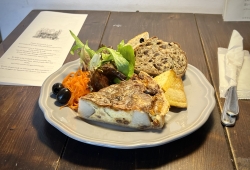 里いもとルッコラ・グリーンレーズンのキッシュ（パン、サラダ付）7e+2¥